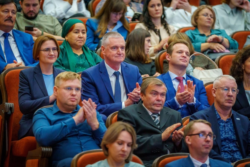 Награждение Загретдиновой Н.Н. Ханты.jpg