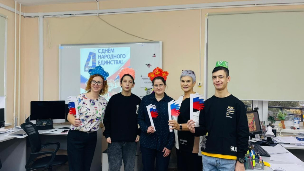 изготовили тематические головные уборы.jpg